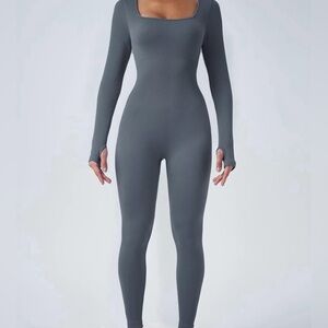 Women’s active bodysuit (NEVER WORN!!)